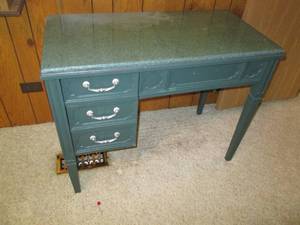 lot 49 image: Desk 3 X 1.5 X 2.5 ...