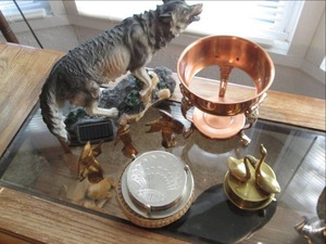 lot 87 image: Coasters, Solar Powered Wolf dcor...