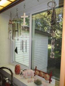 lot 141 image: (4) Wind chimes, Himalayan Salt Lam...
