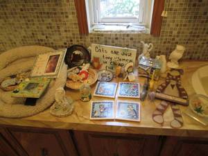 lot 166 image: Cat & Animal Lot, Pet Beds, Dcor ...