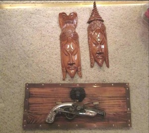 lot 179 image: Wall Dcor & Vintage Gun Wall Hang...