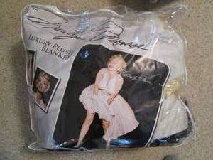 lot 214 image: Marilyn Monroe Fleece Blanket (NIP)...