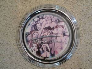 lot 215 image: Marilyn Monroe Light Up Wall Clock ...