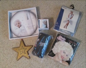 lot 224 image: Collectable Marilyn Monroe Wall Clo...