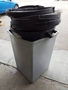 lot 298 image: Plastic Garbage Cans with Lids