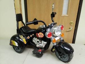 lot 96 image: Lil Rider Wild Child 6V Battery Powered Tricycle