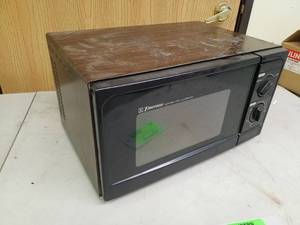 lot 280 image: Emerson Household Microwave Oven MW8615SD