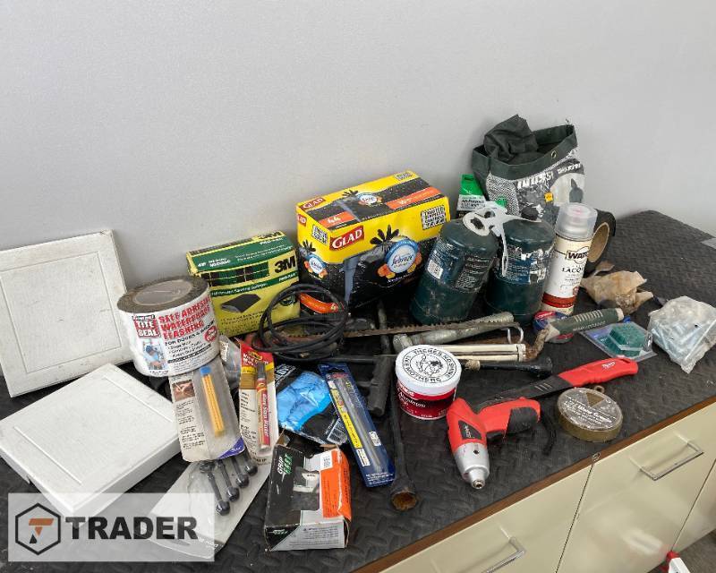 lot 189 image: Mix of Hardware and Tools, misc