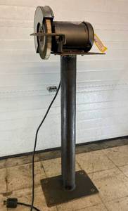 lot 15 image: Pedestal Grinder