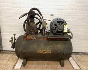 lot 18 image: DeVilbiss Air Compressor