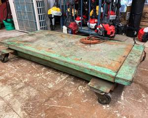 lot 10 image: 110V Lift Table