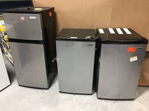 lot 8 image: PALLET OF ASSORTED REFRIGERATORS ( DIFFERENT SIZES AND MODELS ) all customer returns