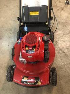 lot 40 image: Toro Recycler 22 in. Personal Pace Variable Speed Gas Walk Behind Self Propelled Lawn Mower with Blade Stop System IN WORKING CONDITION 