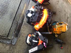 lot 44 image: Pallet whit salvage Backpack Blower for parts o repair (ECHO and Makita)