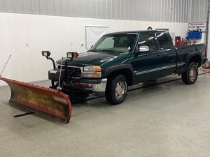 lot 5 image: 2002 GMC  Sierra SLE With Hiniker Plow