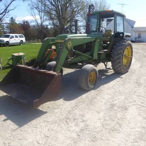 lot 4 image: 1974 John Deere 4030 Diesel with Cab, Bucket Loader and Hay Spike Attachments---NO RESERVE---