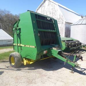lot 9 image: John Deere 535 Round Baler