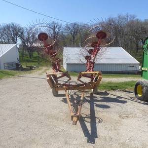lot 10 image: GEHL 318 Hay Rake