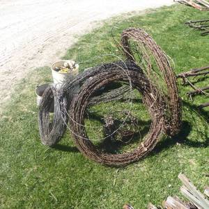 lot 12 image: Lot of Barbed Wire & Electric Fencing with Accessories
