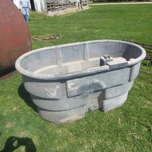lot 17 image: Rubbermaid 80 Gallon Water Tank