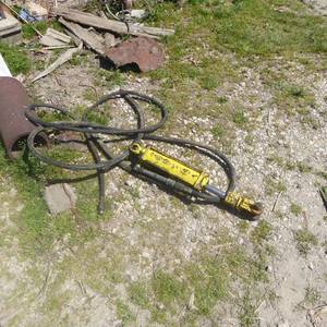 lot 41 image: John Deere Hydraulic Cylinder