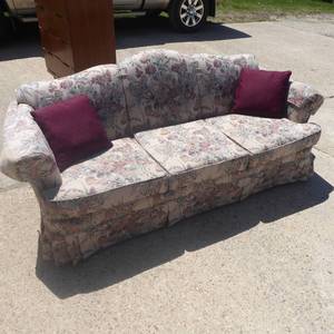 lot 60 image: 77 x 31 x 31 Cushion Sofa