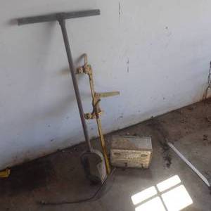 lot 70 image: HOL-DEM 980-A Electric Fence, Fence Stretcher & Post Hole Digger Lot