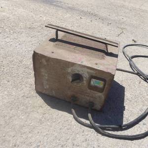 lot 75 image: Battery Charger & Booster