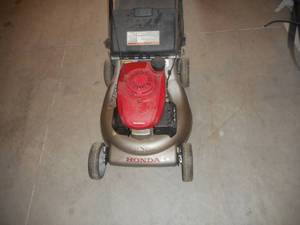 lot 13 image: Honda Push Lawnmower