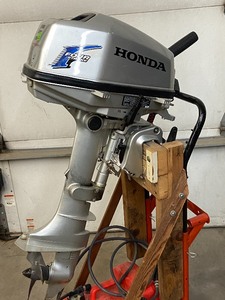 lot 4 image: Honda Four-Stroke 5HP Outboard Motor