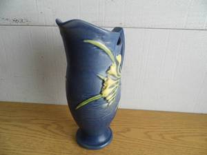 lot 33 image: Roseville Pottery