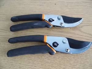 lot 43 image: Lot of 2 Pair Fiskars Cutters