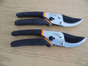 lot 44 image: Lot of 2 Pair Fiskars Cutters