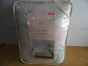 lot 47 image: Lauren Conrad Comforter Set
