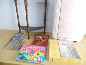 lot 66 image: Vintage Hamper - Stand - Puzzle