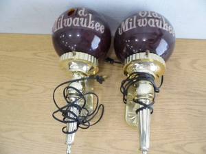 lot 89 image: Lot of 2 Old Milwaukee Lights