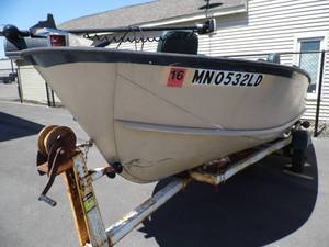 lot 1 image: 1969 16 Crestliner Boat - Trailer