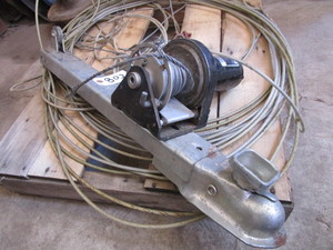 lot 802 image: SUPER WINCH WITH PORTABLE MOUNTING BRACKET