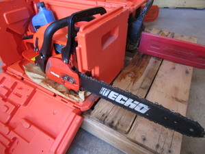 lot 808 image: ECHO CHAINSAW WITH CASE