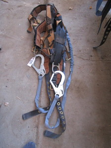 lot 815 image: TREE CLIMBING HARNESS WITH SAFETY STRAP