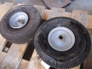 lot 817 image: PNEUMATIC WHEELBARROW TIRES