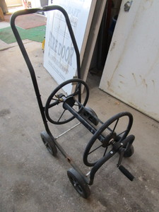lot 827 image: GARDEN HOSE REEL ON WHEELS