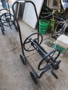 lot 828 image: GARDEN HOSE REEL ON WHEELS