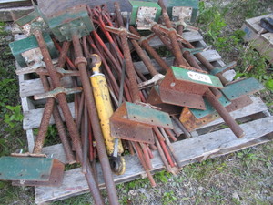 lot 842 image: PALLET OF SHORING AND A HYDRAULIC RAM
