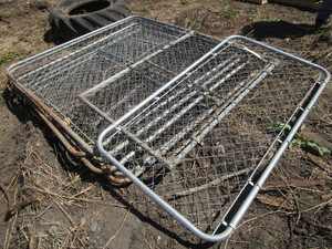 lot 848 image: CHAIN LINK DOG KENNEL AND CHAIN LINK GATES