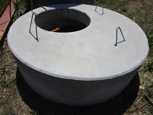 lot 863 image: CONCRETE MANHOLE CASTING WITH LADDER