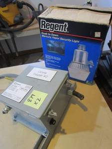 lot 879 image: MERCURY VAPOR SECURITY LIGHT (NEW) AND A POWER SUPPLY BOX