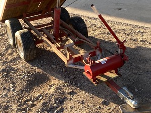 lot 3 image: Heavy Duty Dumping Lawn Trailer