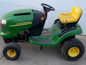 lot 8 image: John Deere L110-Automatic Lawn Tractor