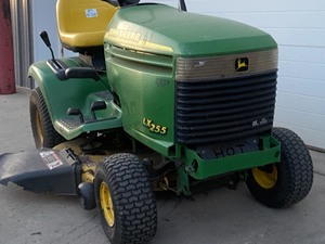 lot 7 image: John Deere LX255 Lawn Tractor